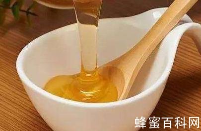 女人喝蜂蜜有助于调理经期