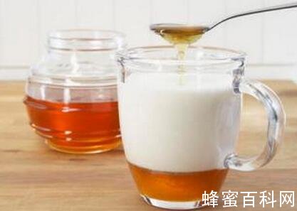 牛奶蜂蜜的的作用及功效_牛奶蜂蜜的制作方法