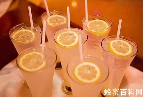 常喝蜂蜜柠檬水 有助于减肥和美白