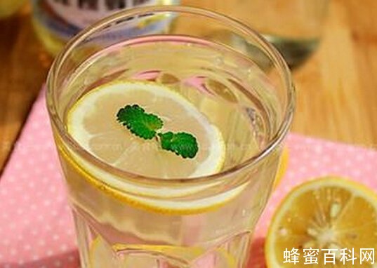 蜂蜜可以泡柠檬吗