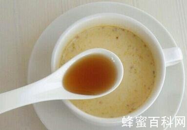 　　蜂王浆芹菜蜜汁  　　[组成]蜂王浆1克，鲜芹菜汁100克，蜂蜜15克。  　　[制测将蜂王浆放入净洁的玻璃杯中;鲜芹菜250克洗净沥干水分，切成小段后放人果汁机中，加入少量冷开水搅拌成汁，用过滤器取汁，放入玻璃杯中，再加蜂蜜调匀即成。  　　[功效]强精健身。  　　[用途]适用于健康人日常养生保健。  　　[用法]成年男女均可饮用，每日1次。  　　蜜汁山药  　　[组成]山药500克，京糕50克，蜂蜜50克，白糖、香精、湿淀粉各适量。  　　[制法]将山药洗净去皮，切成长2厘米的墩，放入沸水锅中焯半熟捞出，用凉水投凉;京糕切成小片;碗内放清水，下山药用大火烧沸后用小火炖烂，捞出摆在碗内，上面放京糕片。锅内加蜂蜜、白糖溶成糖汁，加香精用湿淀粉勾芡，浇在山药上即成。  　　[功效]健脾补肺，固肾益精，助消化，降血糖。  　　【用途] 适用于久病体虚、脾胃虚弱、倦怠乏力、食欲不振、久泄久痢、腰痛酸软、下肢痿弱、消渴尿频、遗精早泄、带下白浊等。  　　[用法] 当点心食用。  　　枸杞叶蜜汁  　　[组成]鲜枸杞叶50克，苹果200克，胡萝卜150克，蜂蜜30克。  　　[制法]将鲜枸杞叶、苹果、胡萝卜洗净，苹果去皮去核，均切成小片或丝，一同放人果汁机中，加入少量冷开水搅拌成汁，用过滤器取汁，放人玻璃杯中，再加蜂蜜调匀即成。  　　[功效]清热明目，强精健体。  　　【用途]适用于健康人日常养生保健，尤其是工作劳累和运动过度之后饮用，可消除疲劳。  　　[用法]每日1剂。  　　人参蜜蛋膏  　　[组成]人参8克，枸杞8克，蜂蜜15克，味精l克，鹌鹑蛋8个。  　　[制法]将人参烘干研成粉末，枸杞洗净，鹌鹑蛋打人蒸碗内，加入鸡汤，用竹筷搅散，再加入人参末、味精、蜂蜜搅匀，撒上枸杞，置蒸锅中，用中火沸水蒸约10分钟即成。  　　[功效]益气血，滋阴壮阳。  　　[用途]适用于阳虚、气血不足、肢冷畏寒、体质较差者。  　　[用法] 日服1剂。不宜过多服用。  　　牛奶蛋蜜汁  　　[组成]牛奶100克，苹果2个，胡萝卜1根，蜂蜜35克，鸡蛋黄1个。  　　[制法]将胡萝卜、苹果洗净，苹果去核切成小块，胡萝卜切成小片，与鸡蛋黄、牛奶同一放入果汁机中搅成果蔬汁，如果太浓可加冷加开水适量调稀。蜂蜜放入杯中，倒入一些果蔬汁搅溶搅开，使其均匀，再倒人全部果蔬汁，调匀即成。  　　[功效]滋阴润燥，养血补血，健脑。  　　[用途]适用于健康人养生保健，增强体力。  　　[用法] 随意饮用。  　　橘子蛋蜜汁  　　[组成]牛奶100克，橘子2个，苹果2个，胡萝卜1根，蜂蜜35克，鸡蛋1个。  　　[制法]将橘子、胡萝卜、苹果洗净，苹果去核切成小块，胡萝卜切成小片，与橘瓣和橘皮同一放人果汁机中，再打人鸡蛋、牛奶，可加冷加开水100克，搅成果蔬汁。然后将蜂蜜放入杯中，倒人一些果蔬汁搅溶搅开，使其均匀，再倒人全部果蔬汁，调匀即成。  　　[功效]充实体力，培养元气。  　　[用途]适用于体质虚弱，容易疲倦，病后衰弱，视力较差，肩酸腰痛等症。  　　[用法]随意饮用。  　　花粉橘汁  　　[组成]花粉30克，鲜橘汁500克，蜂蜜30克。  　　[制法]取花粉在电冰箱内放24小时以上，若能放入-20°c的低温冰箱则更好，取出后迅速放入80%的热水150克中，立即搅拌，再静置24小时，中问搅拌数次。用棉细布过滤，制成花粉乳。再将蜂蜜加入到花粉乳中，搅匀，再与橘汁混合均匀，装瓶即成。  　　[功效]补益气血，滋补心肾，宁心安神。  　　[用途]适用于心肾不交，气血亏虚，阳痿，神疲乏力，健忘失眠，心悸怔忡，面色不华，眩晕等。  　　[用法] 当饮料服用，每日饮用2次，每服20克，加温开水100克冲服。  　　仙鹤草蜜膏  　　[组成]仙鹤草(又名脱力草)200克，红枣400克，蜂蜜适量。  　　[制法]将仙鹤草和红枣分别洗净，放入沙锅中，加水适量，浸泡透发，再加热煎煮，每20分钟取煎液，1次，共煎3次，去渣合并煎液，再以小火煎熬浓缩成稠膏，加入1倍量的蜂蜜，至沸停火，待冷装瓶，备用。  　　[功效]滋阴补虚，益气养血。  　　[用途]适用于劳动前后饮用，可以补虚增力。  　　[用法]需要时代茶饮用，每服50克，温开水冲化服用。  　　花粉蜜  　　[组成]花粉100克，蜂蜜200克，白糖50克。  　　川法]将花磨碎，与白糖拌和均匀，再加人蜂蜜，搅拌均匀，然后放入锅，用急火快速加热到9fi。C，30秒钟取出，装入已消毒过的容器中即成。  　　[功效]补养精血。  　　[用途]适用于精血不足，抵抗力弱，未老先衰，体弱多病，久病不愈而出现的各种症状。健康者长期服用可防病养生，益寿延年。  　　[用法] 日服2次，每服20克，可直接食用或放在点心上食用。  　　藕蜜膏  　　[组成]鲜藕1500克，蜂蜜适量。  　　[制法]将鲜藕冲洗干净，刮去外皮，切成细丝，用纱布绞取藕汁，盛人盆中，加入等体积的蜂蜜，放入水锅内，隔水用小火慢炖，收成浓汁，待冷收贮。  　　[功效]补益心脾。  　　[用途] 适用于心脾两虚，气血虚弱，心悸怔忡和红白痢疾者，并可用作健康人的补益强壮之养生保健佳品。  　　[用法] 日服2次，每服20克，温开水调服。  　　八仙糕  　　[组成]人参180克，山药180克，茯苓180克，芡实180克，莲子肉180克，糯米1500克，白糖霜1250克，蜂蜜500克。  　　[制测 以上前6味各研细末后和匀，再将白糖霜和蜂蜜隔水炖化，，随即将以上细末乘热和匀，摊于笼内，切成条糕状，蒸熟，烘烤至干。  　　[功效]健脾强胃，调中补虚。  　　[用途]适用于脾胃虚弱，精神短少，饮食无味，食不作饥。  　　[用法]晨起或饥饿时时泡服数条。  　　蜂蜜五味子晶  　　[组成]五味子60克，蜂蜜500克  　　[制法]将五味子和适量蜂蜜放人炖盅内，加水少许，隔水炖1小时，五味子溶化后拌和蜂蜜，装瓶备用。  　　[功效】益气生津。  　　[用途]适用于口燥干渴，津液不足，气虚血亏等症。  　　[用法]每次取10～20克，加温开水适量，稀释服用。