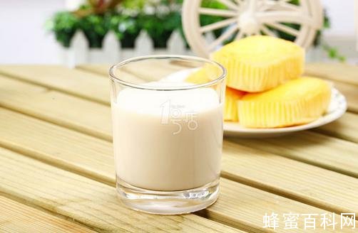 蜂蜜怎么吃最好，蜂蜜的实用偏方