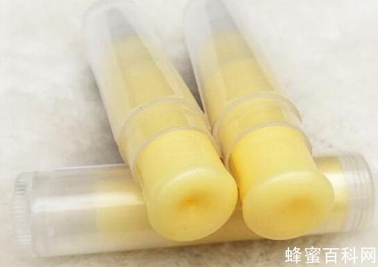 蜂蜜唇膏的制作方法_嘴唇干裂可以涂蜂蜜吗?
