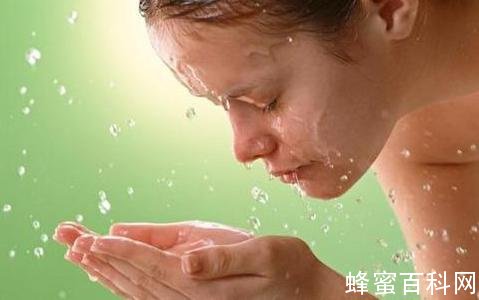 蜂蜜能直接涂脸上吗 用蜂蜜护肤好处多多